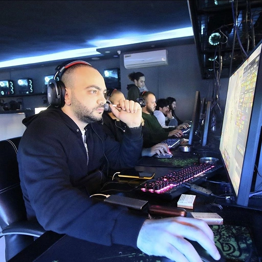 esports speler met headset geconcentreerd tijdens team gaming sessie